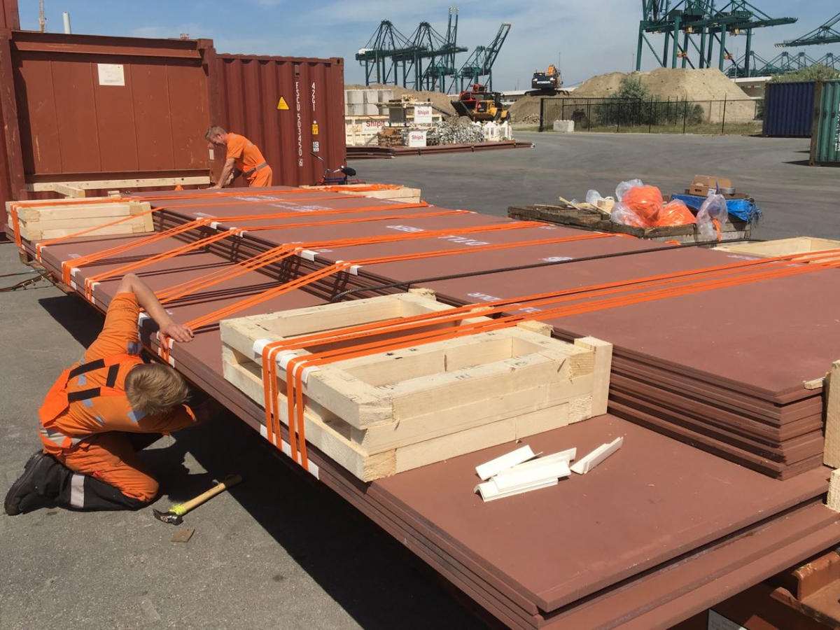 special ultra-wide of wear-resistant steel plates were  packing at port-1