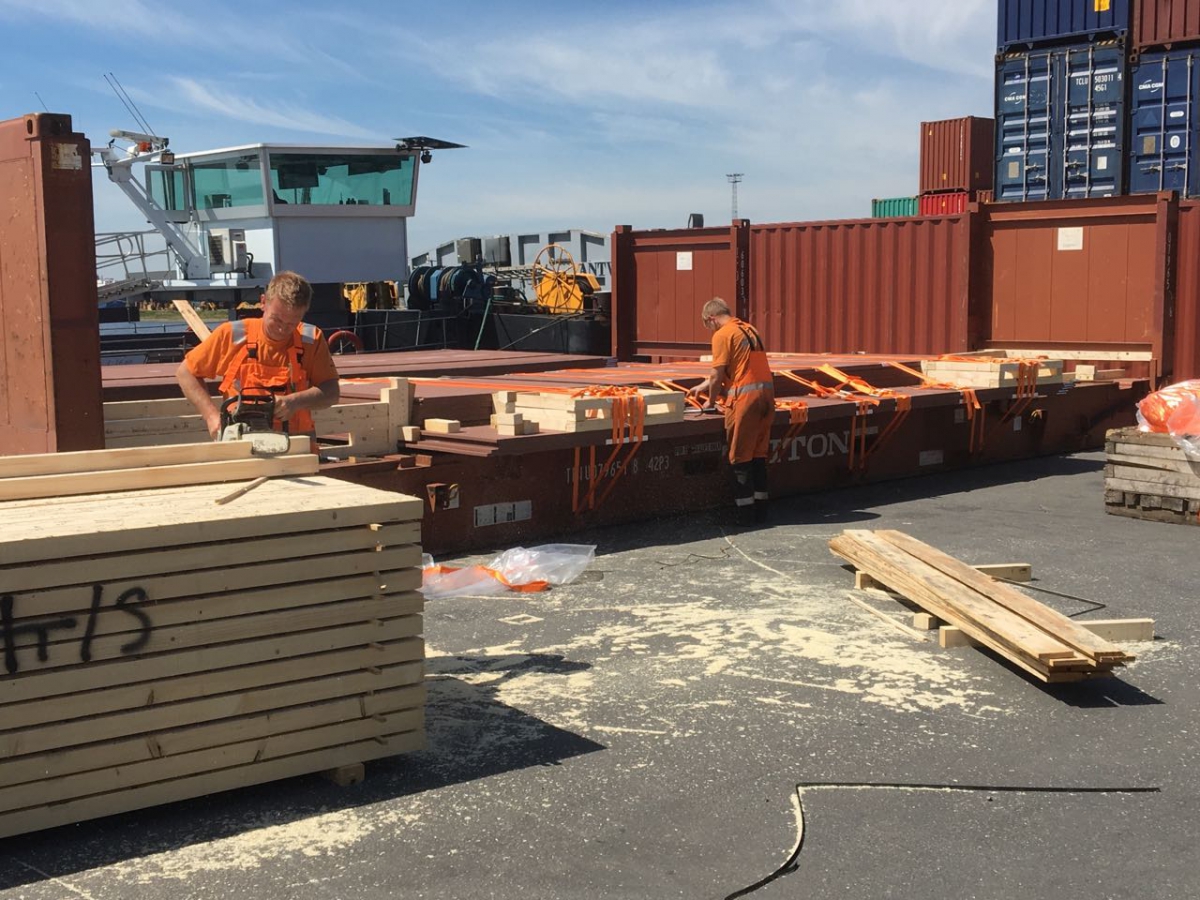 special ultra-wide of wear-resistant steel plates were  packing at port-3