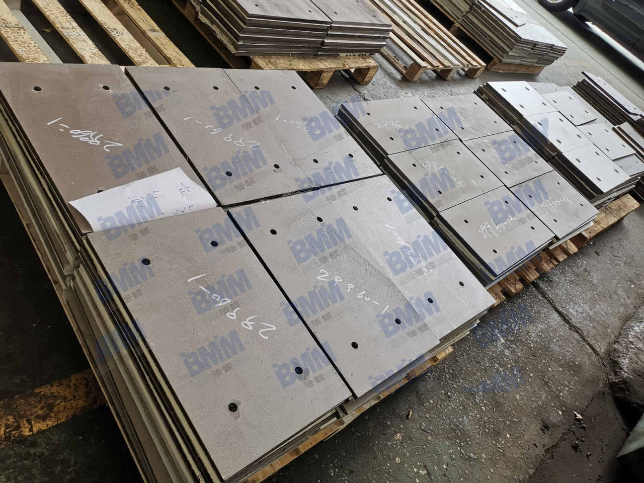 bmm deliver wear resistant lining plate 2