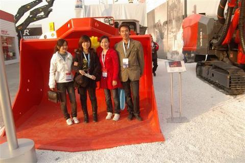 法钢公司员工参观bauma china 2010